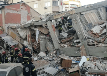 Gebze'deki çöken binada bir çocuğun cansız bedenine ulaşıldı