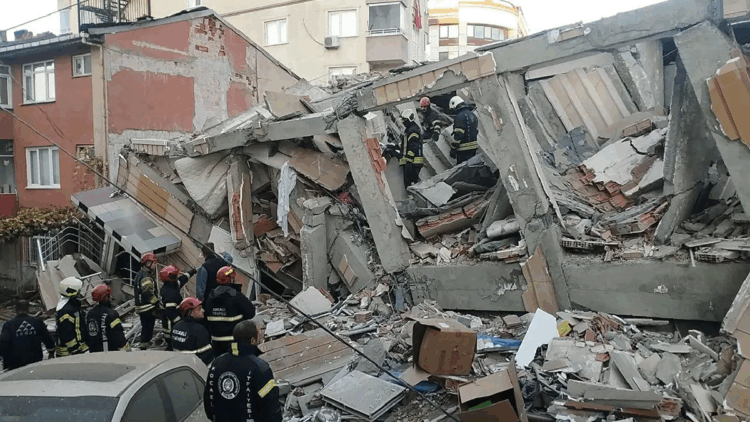 Gebze'deki çöken binada bir çocuğun cansız bedenine ulaşıldı