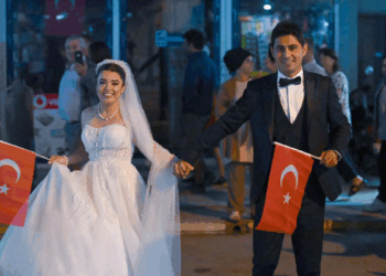 Gelinlik ve damatlıkla Cumhuriyet kutlamasına katıldılar