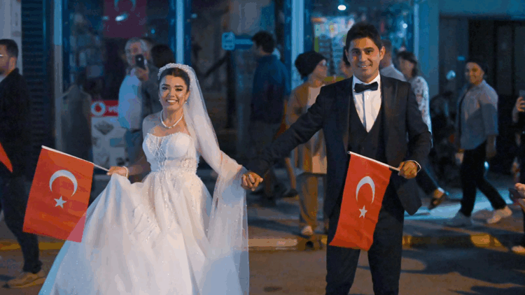 Gelinlik ve damatlıkla Cumhuriyet kutlamasına katıldılar