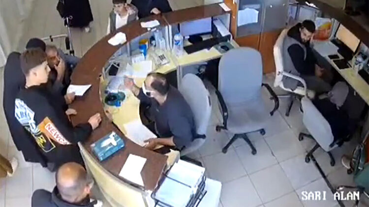 Hastaya bağırıp, oğluna kalem fırlatan doktor hakkında soruşturma