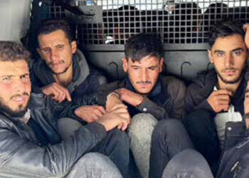 Polisin durdurduğu araçta 11 kaçak göçmen yakalandı