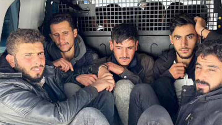 Polisin durdurduğu araçta 11 kaçak göçmen yakalandı