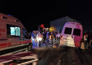 Hatay'da işçileri taşıyan servis minibüsü traktörün römorkuna çarptı