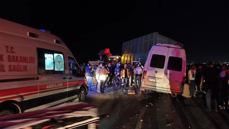 Hatay'da işçileri taşıyan servis minibüsü traktörün römorkuna çarptı