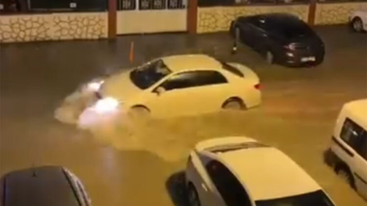 Hatay'da sağanak nedeniyle yollar suyla doldu