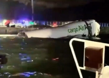 Hong Kong'da kargo uçağı pistten çıkarak denize düştü: 2 ölü