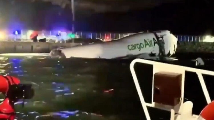 Hong Kong'da kargo uçağı pistten çıkarak denize düştü: 2 ölü