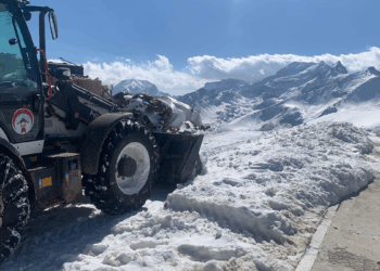 Hakkari'de kardan kapanan üs bölgesinin yolu açıldı