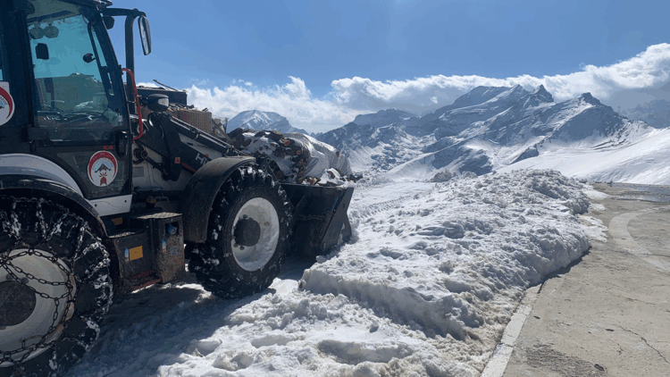Hakkari'de kardan kapanan üs bölgesinin yolu açıldı