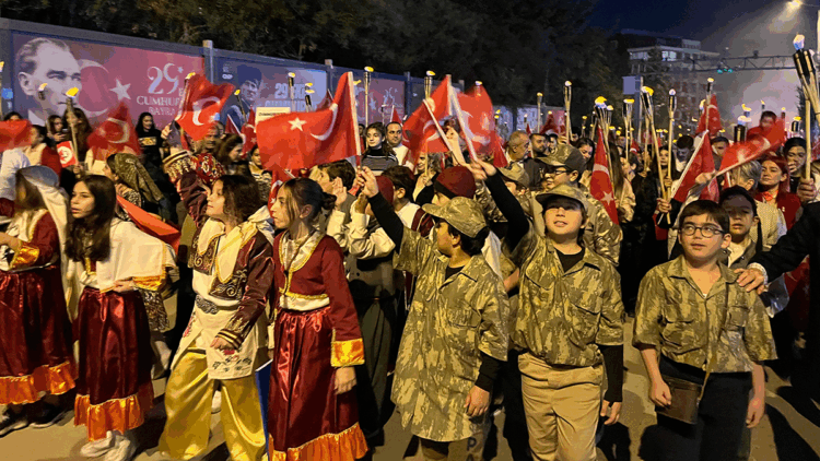 Hatay’da Cumhuriyet Bayramı, fener alayı ile kutlandı