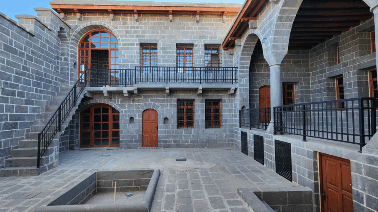 'Hendek- barikat olayları'nda zarar gören 117 yapı sahiplerine teslim edildi