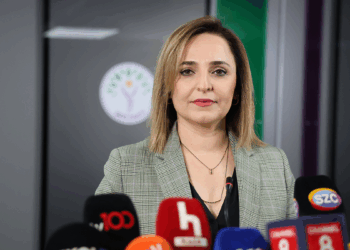 Her siyasi partinin grubunda slogan atılıyor