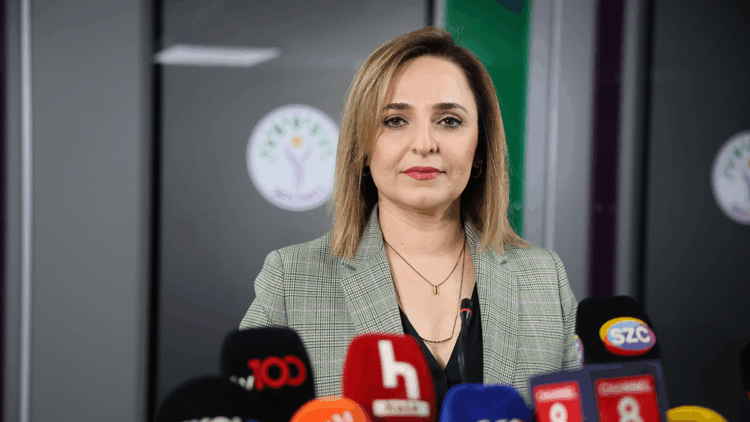 Her siyasi partinin grubunda slogan atılıyor