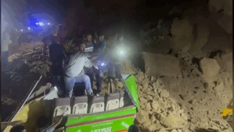 Hindistan'da heyelan: Otobüs kayaların altında kaldı, 15 ölü