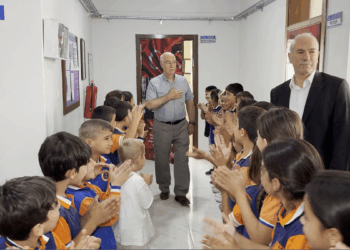 Hızır öğretmenin 43 yıllık eğitim serüveni, sürpriz veda ile taçlandırıldı