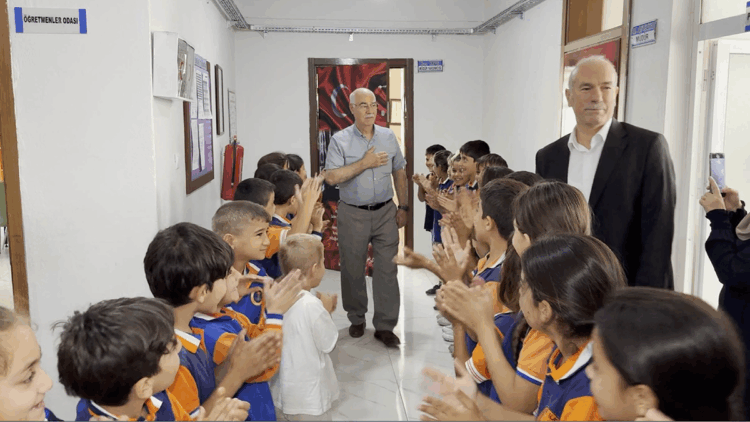 Hızır öğretmenin 43 yıllık eğitim serüveni, sürpriz veda ile taçlandırıldı