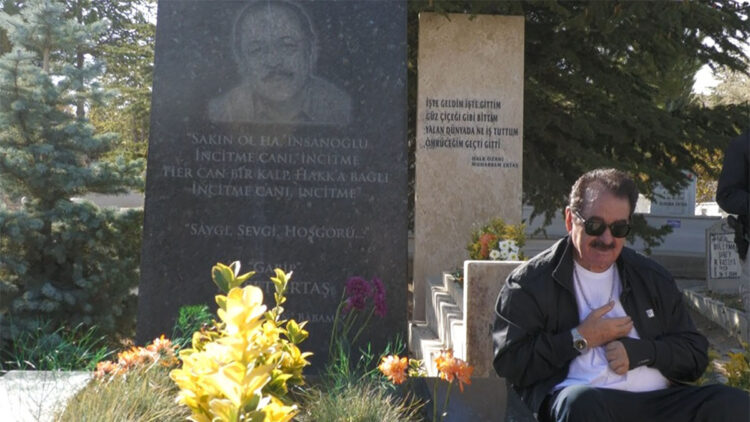 İbrahim Tatlıses, Neşet Ertaş'ın Kırşehir'deki mezarını ziyaret etti