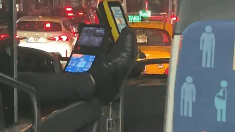 İETT şoförü, ayağını akbil basma alanına uzatarak araç kullandı