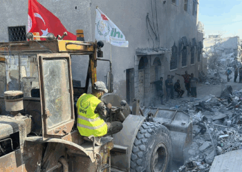İHH, Gazze'de enkaz temizliği ve su dağıtım çalışmalarını sürdürüyor