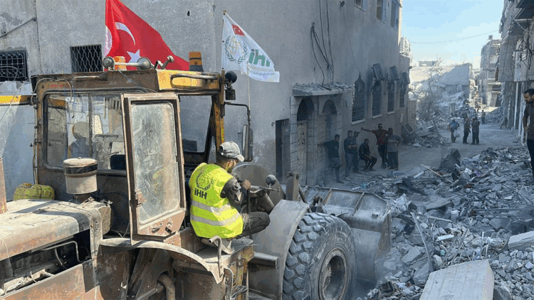 İHH, Gazze'de enkaz temizliği ve su dağıtım çalışmalarını sürdürüyor