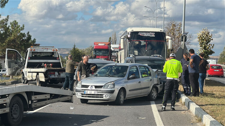 İşçi servisi otobüsü kırmızı ışıkta bekleyen 7 araca çarptı