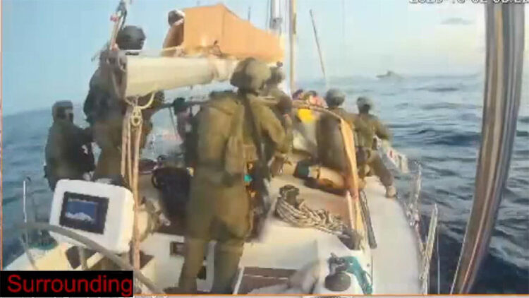 İsrail askerlerinin Sumud Filosu'ndaki tekneye baskın anı kamerada