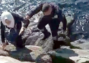 Avcılar sahilinde kayalıkların arasına düşen kadını güvenlik görevlisi kurtardı