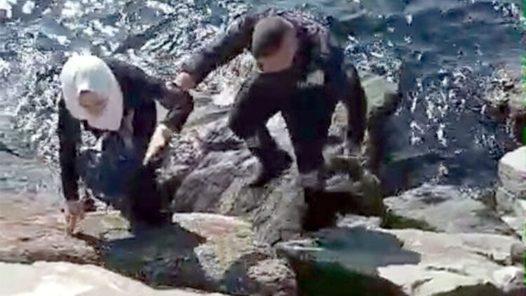 Avcılar sahilinde kayalıkların arasına düşen kadını güvenlik görevlisi kurtardı