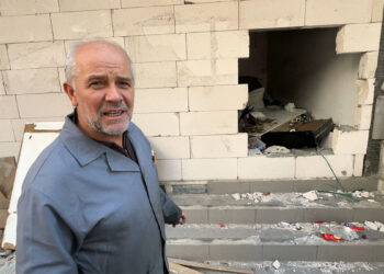Avcılar'da duvarları kıran evsizler binayı mesken tuttu