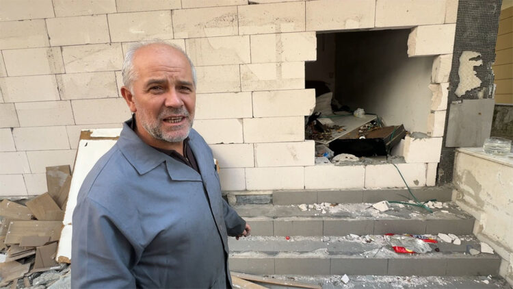 Avcılar'da duvarları kıran evsizler binayı mesken tuttu