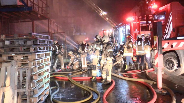 Başakşehir'de plastik malzeme deposu alev alev yandı