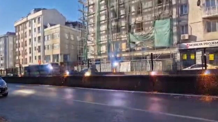 Geri manevra yapan kamyon tramvay hattının metal korkuluklara çarptı