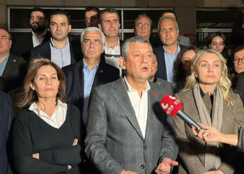 8 ay oldu, ellerine ayaklarına bulaştırdılar