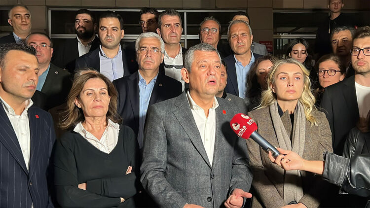 8 ay oldu, ellerine ayaklarına bulaştırdılar