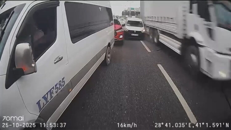 Esenyurt'ta 4 aracın karıştığı zincirleme kaza kamerada
