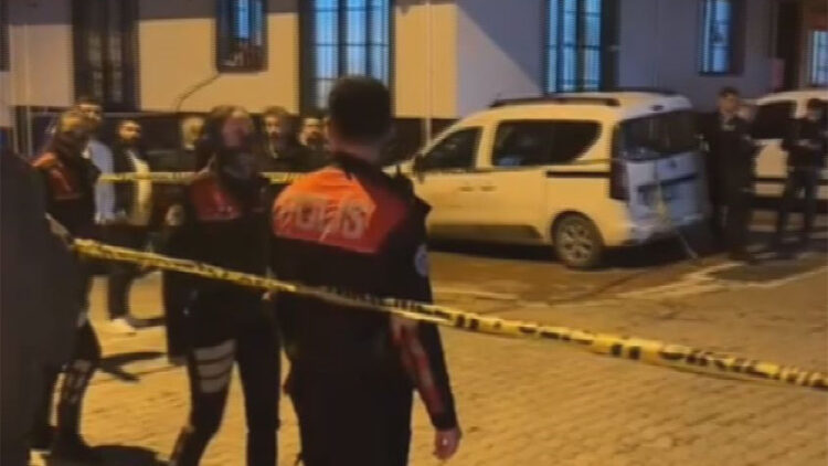 Esenyurt'ta sokakta yürüyen 4 arkadaşa silahlı saldırı