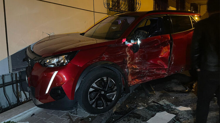 Yokuş aşağı inen otomobil park halindeki 8 araca çarptı