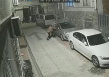 Fatih'te kadını darbedip yerde sürükledi