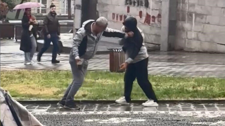 Gaziosmanpaşa'da tartıştığı kişiyi önce yerde sürükledi