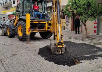 Güngören'de yol çöktü; kamyonunun tekeri çukura saplandı