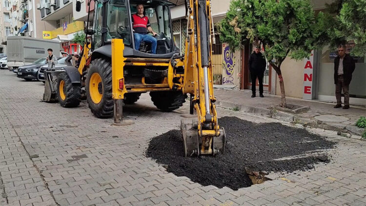 Güngören'de yol çöktü; kamyonunun tekeri çukura saplandı