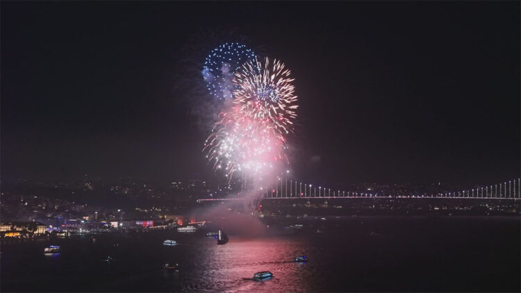 İstanbul Boğazı'nda 29 Ekim coşkuyla kutlandı