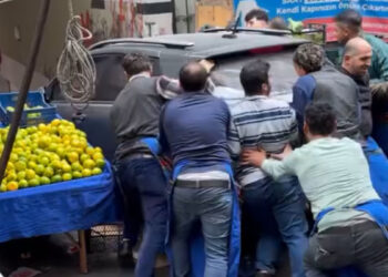 Kağıthane'de tezgah açamayınca pazar yerinde bırakılan aracı elbirliğiyle kaldırdılar