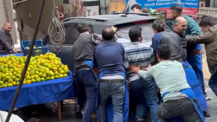Kağıthane'de tezgah açamayınca pazar yerinde bırakılan aracı elbirliğiyle kaldırdılar
