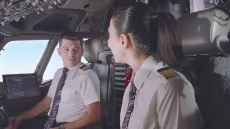 Kanser tedavisi için hastane odasında kesişen yolları, kokpitte birleşti