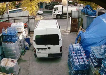 Küçükçekmece'de park halindeki tanker kayarak iş yerine çarptı