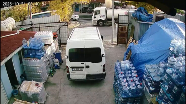 Küçükçekmece'de park halindeki tanker kayarak iş yerine çarptı