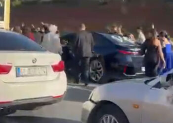 Maltepe'de düğün konvoyu yolu kapattı