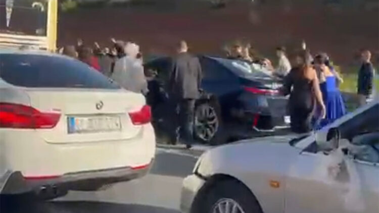 Maltepe'de düğün konvoyu yolu kapattı